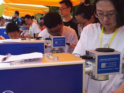 马拉松活动现场奖牌激光刻字机出租金属雕刻机可乐logo打码机图3