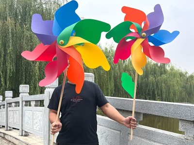 七彩木杆风车批发节日户外装饰塑料大风车地推摄影道具彩色小风车图2